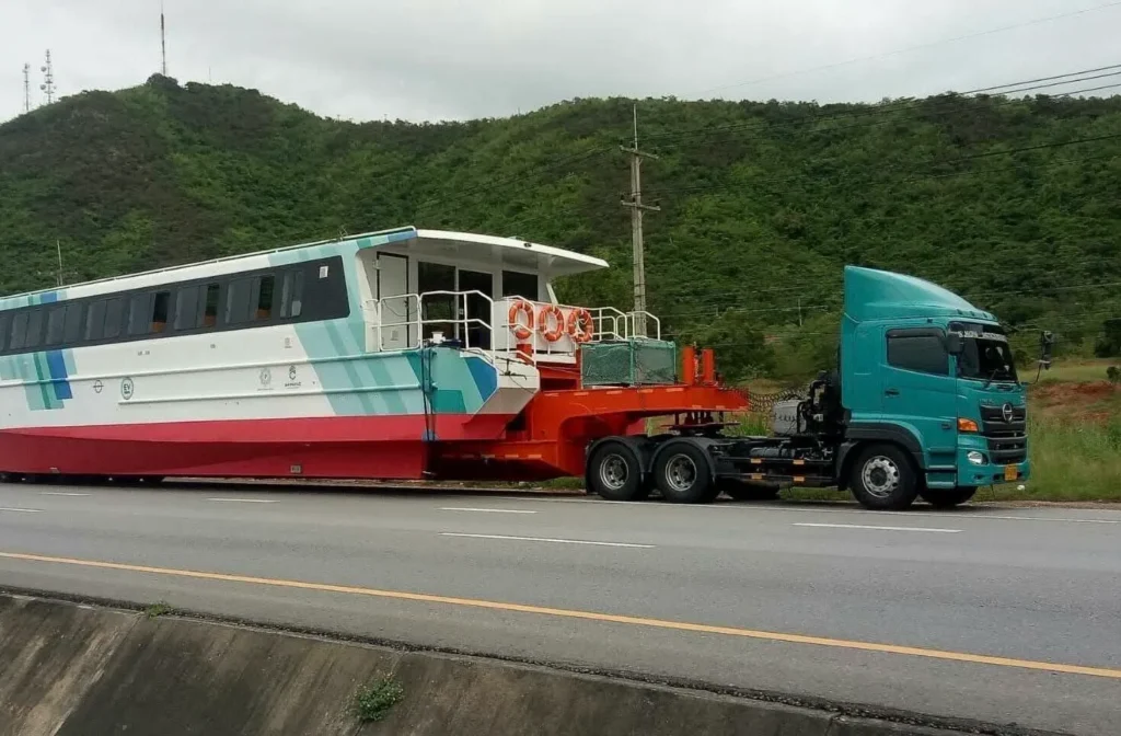 ยกขนย้ายเรือหัวหิน